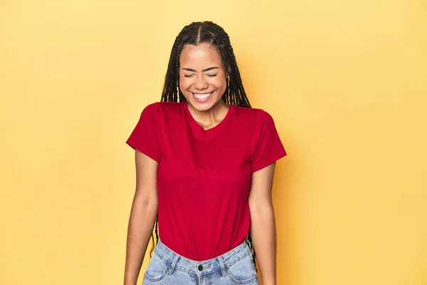 Sarı Stüdyodaki Genç Endonezyalı Kadın Gülüyor Gözlerini Kapıyor Rahat Mutlu — Stok fotoğraf