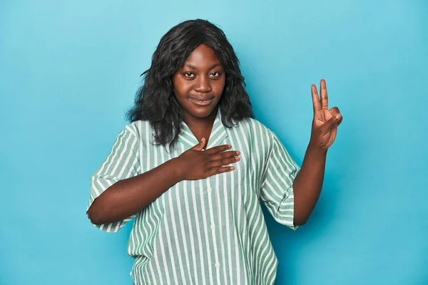 Молодая Африканская Американец Кривая Женщина Дающая Клятву Кладущая Руку Грудь — стоковое фото