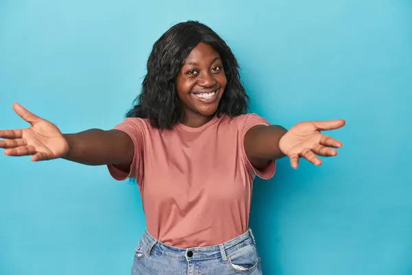 Jong Afrikaans Amerikaans Curvy Vrouw Voelt Vertrouwen Het Geven Van — Stockfoto