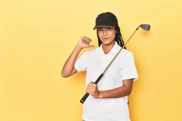 Indonéská Golfistka Žlutém Pozadí Cítí Hrdost Sebevědomí Příklad Následovat — Stock fotografie
