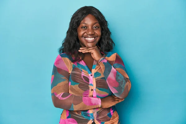 Jong Afrikaanse Amerikaanse Curvy Vrouw Glimlachen Gelukkig Zelfverzekerd Aanraken Kin — Stockfoto