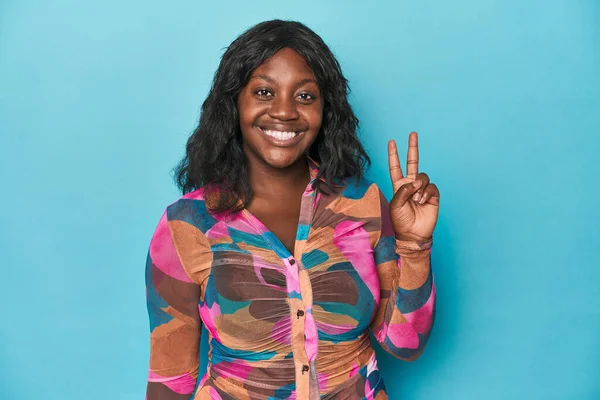 Młoda Afrykańska Zakrzywiona Kobieta Radosna Beztroska Pokazująca Symbol Pokoju Palcami — Zdjęcie stockowe
