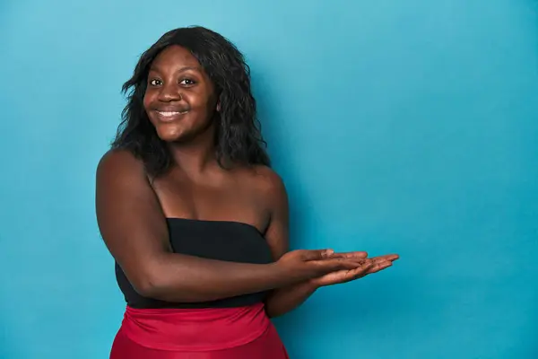 Jong Afrikaans Amerikaans Curvy Vrouw Houden Een Kopie Ruimte Een — Stockfoto