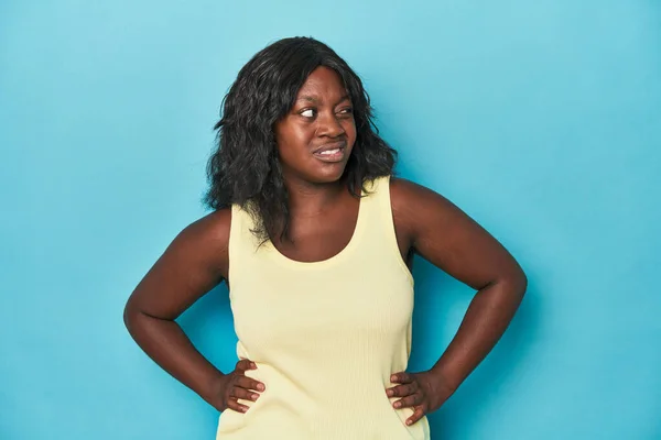 Joven Africana Americana Curvilínea Mujer Confundida Siente Dudosa Insegura —  Fotos de Stock