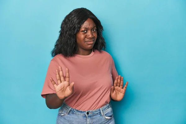 Joven Afroamericana Curvilínea Mujer Rechazando Alguien Mostrando Gesto Asco — Foto de Stock