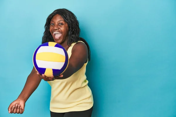 Sporty Curvy Woman Practicing Volleyball Serves Blue Backdrop — Stock Photo, Image