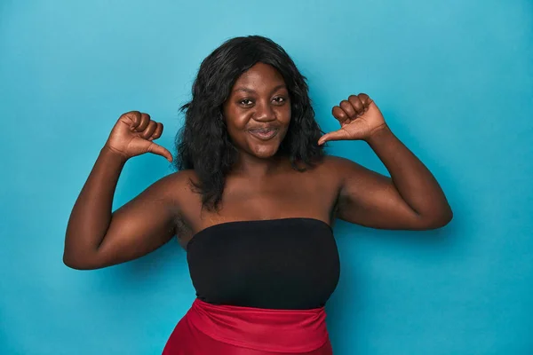 Молода Афроамериканська Пишна Жінка Відчуває Себе Гордою Самовпевненою Приклад Слідувати — стокове фото