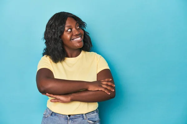 Jovem Afro Americana Curvilínea Mulher Sorrindo Confiante Com Braços Cruzados — Fotografia de Stock