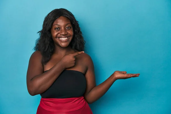 Jong Afrikaanse Amerikaanse Curvy Vrouw Enthousiast Met Een Kopieerruimte Palm — Stockfoto