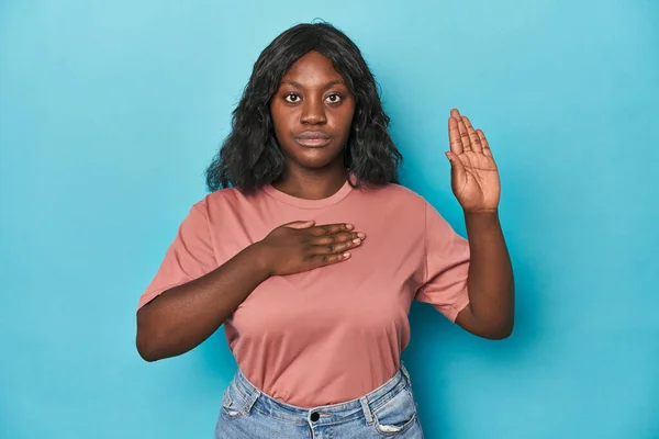 Young African American Curvy Woman Taking Oath Putting Hand Chest — Stock Photo, Image