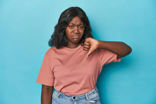 Joven Mujer Con Curvas Afroamericana Mostrando Gesto Aversión Pulgares Hacia —  Fotos de Stock