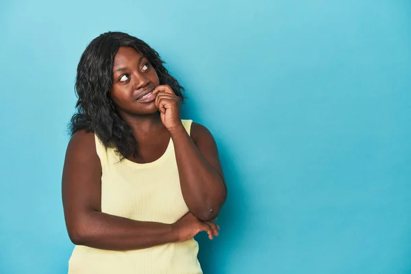 Genç Afro Amerikan Kıvrımlı Kadın Rahatlamış Fotokopi Odasına Bakan Bir — Stok fotoğraf