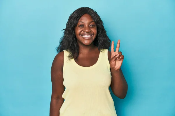 Genç Afro Amerikan Kıvrımlı Kadın Zafer Işareti Gösteriyor Gülümsüyor — Stok fotoğraf