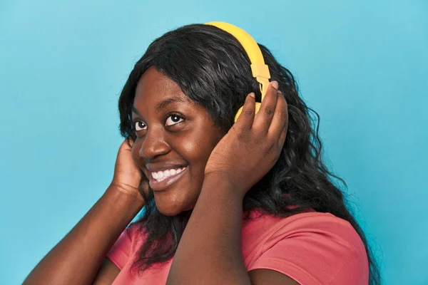 Curvy Kobieta Korzystających Muzyki Telefonu Słuchawek — Zdjęcie stockowe