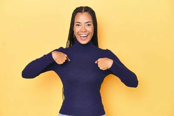 Young Indonesian Woman Yellow Studio Backdrop Surprised Pointing Finger Smiling — Stock Photo, Image