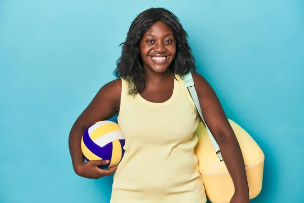 Young Curvy Woman Cooler Ball Happy Smiling Cheerful — Stock Photo, Image
