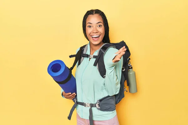 Indonesian Woman Ready Mountain Trip Yellow Receiving Pleasant Surprise Excited — Stock Photo, Image