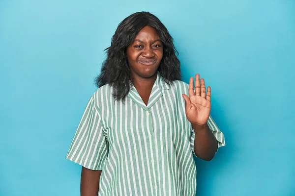 Joven Africana Americana Curvilínea Mujer Sonriente Alegre Mostrando Número Cinco —  Fotos de Stock