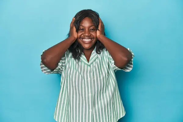 Genç Afro Amerikan Kıvrımlı Kadın Mutlu Bir Şekilde Ellerini Başının — Stok fotoğraf