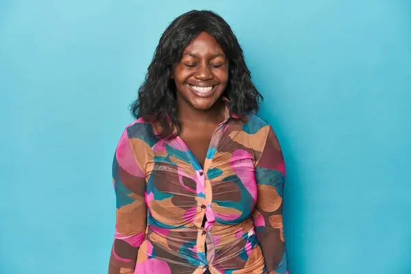 Genç Afro Amerikan Kıvrımlı Kadın Gülüyor Gözlerini Kapatıyor Rahatlamış Mutlu — Stok fotoğraf