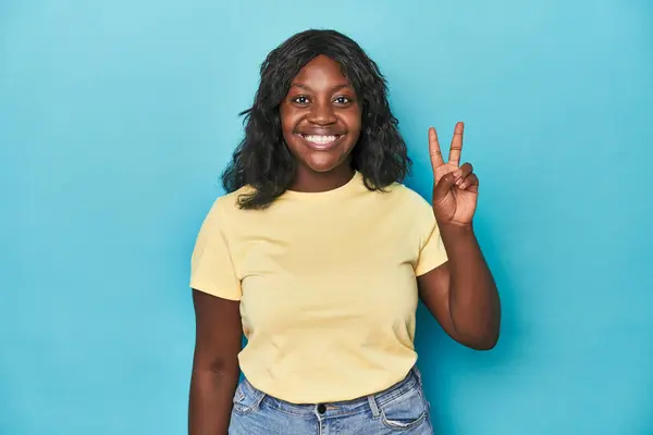 Genç Afro Amerikan Kıvrımlı Kadın Zafer Işareti Gösteriyor Gülümsüyor — Stok fotoğraf