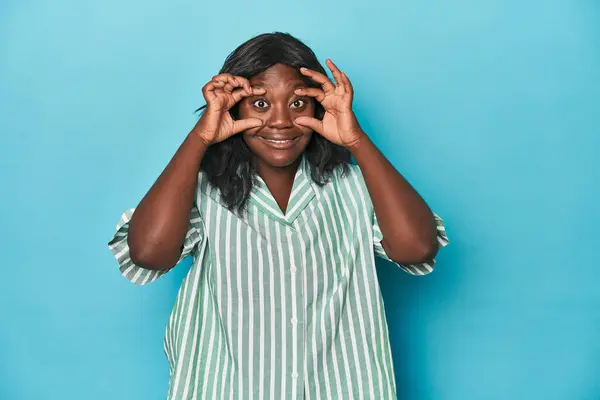 年轻的非洲裔美国卷曲女人睁大眼睛寻找成功的机会 — 图库照片