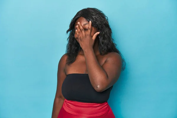 Joven Africana Americana Curvilínea Mujer Parpadear Cámara Través Los Dedos —  Fotos de Stock