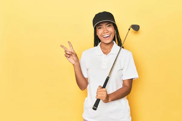 Indonéská Golfistka Žlutém Pozadí Radostná Bezstarostná Ukazující Symbol Míru Prsty — Stock fotografie