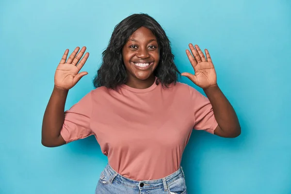 Genç Afro Amerikan Kıvrımlı Kadın Numarayı Elleriyle Gösteriyor — Stok fotoğraf