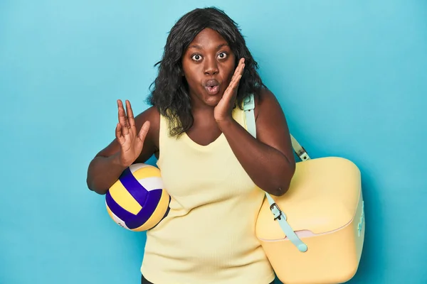 Young Curvy Woman Cooler Ball Surprised Shocked — Stock Photo, Image