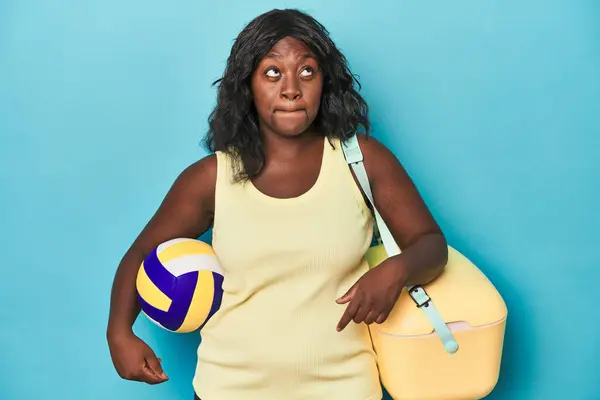 Young Curvy Woman Cooler Ball Confused Feels Doubtful Unsure — Stock Photo, Image