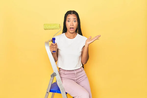 Indonesian Woman Roller Ladder Yellow Surprised Shocked — Stock Photo, Image