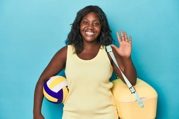 Young Curvy Woman Cooler Ball Smiling Cheerful Showing Number Five — Stock Photo, Image