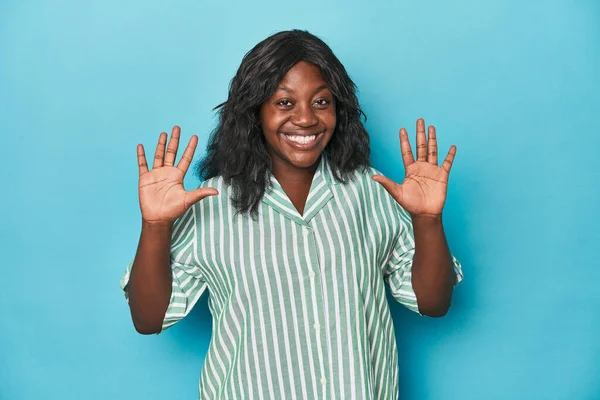 Joven Africana Americana Curvilínea Mostrando Número Diez Con Las Manos —  Fotos de Stock