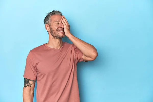 Middelbare Leeftijd Blanke Man Blauwe Achtergrond Lachen Gelukkig Zorgeloos Natuurlijke — Stockfoto