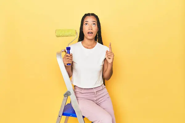 Indonesian Woman Roller Ladder Yellow Pointing Upside Opened Mouth — Stock Photo, Image