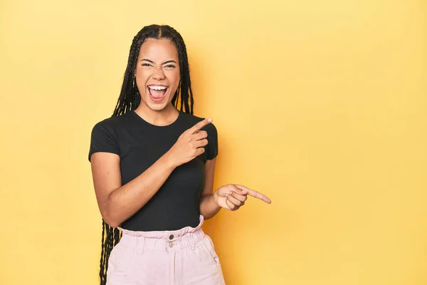 Sarı Stüdyo Arkaplanındaki Genç Endonezyalı Kadın Işaret Parmağıyla Fotokopi Alanını — Stok fotoğraf