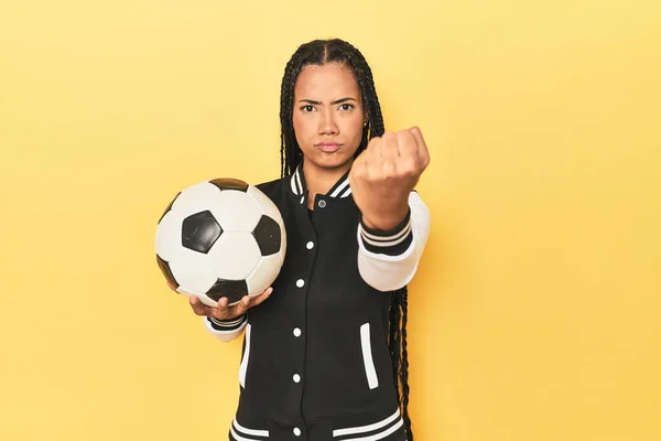 Індонезійська Школярка Футбольним Ячем Жовтому Показує Кулак Камеру Агресивний Вираз — стокове фото