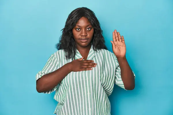 Young African American Curvy Woman Taking Oath Putting Hand Chest — Stock Photo, Image