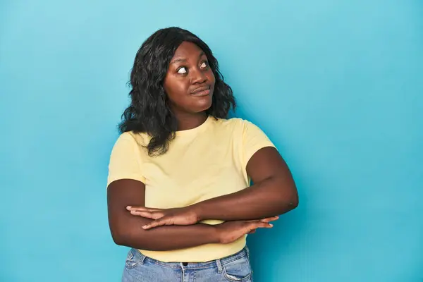 Jonge Afrikaanse Amerikaanse Curvy Vrouw Dromen Van Het Bereiken Van — Stockfoto