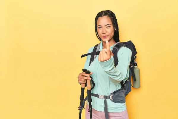 インドネシアの女性は 招待が近づくかのようにあなたに指で指を指して黄色のギアをハイキング — ストック写真