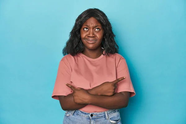 Joven Africano Americano Curvas Mujer Señala Lado Está Tratando Elegir —  Fotos de Stock