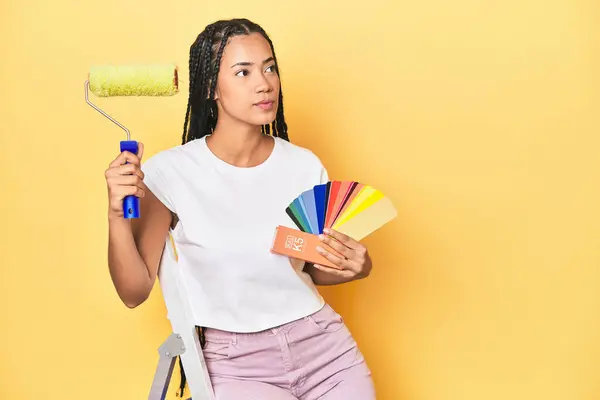 Indonesian Woman Ladder Roller Color Palette Yellow — Stock Photo, Image