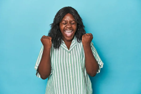 年轻的非洲裔美国卷曲女人 无忧无虑地 兴奋地欢呼 胜利的概念 — 图库照片
