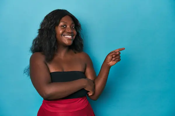 年轻的非洲裔美国卷曲女人 微笑着 无时无刻不带着食指 — 图库照片