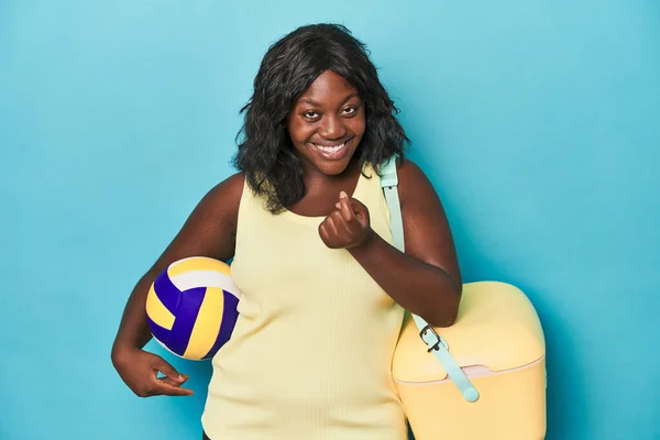 Young Curvy Woman Cooler Ball Pointing Finger You Inviting Come — Stock Photo, Image