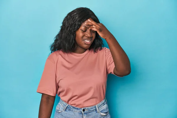 Ung Afrikansk Amerikansk Kurvig Kvinna Med Huvudvärk Vidrör Framsidan Ansiktet — Stockfoto