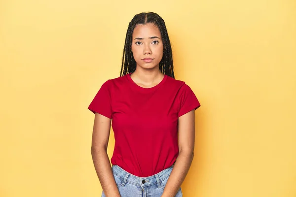 Junge Indonesische Frau Auf Gelbem Studiokulisse Traurig Ernstes Gesicht Sich — Stockfoto