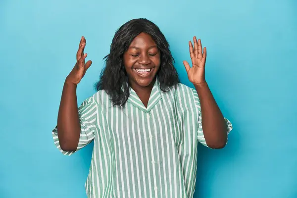 Mladá Afro Americká Zakřivená Žena Radostně Smála Koncept Štěstí — Stock fotografie
