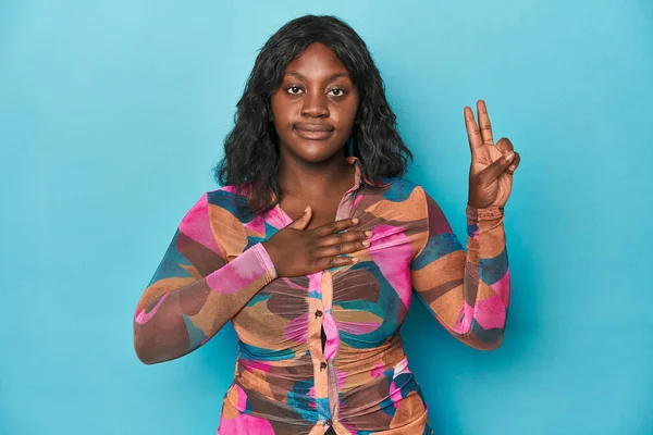 Jovem Afro Americana Curvilínea Fazendo Juramento Colocando Mão Peito — Fotografia de Stock